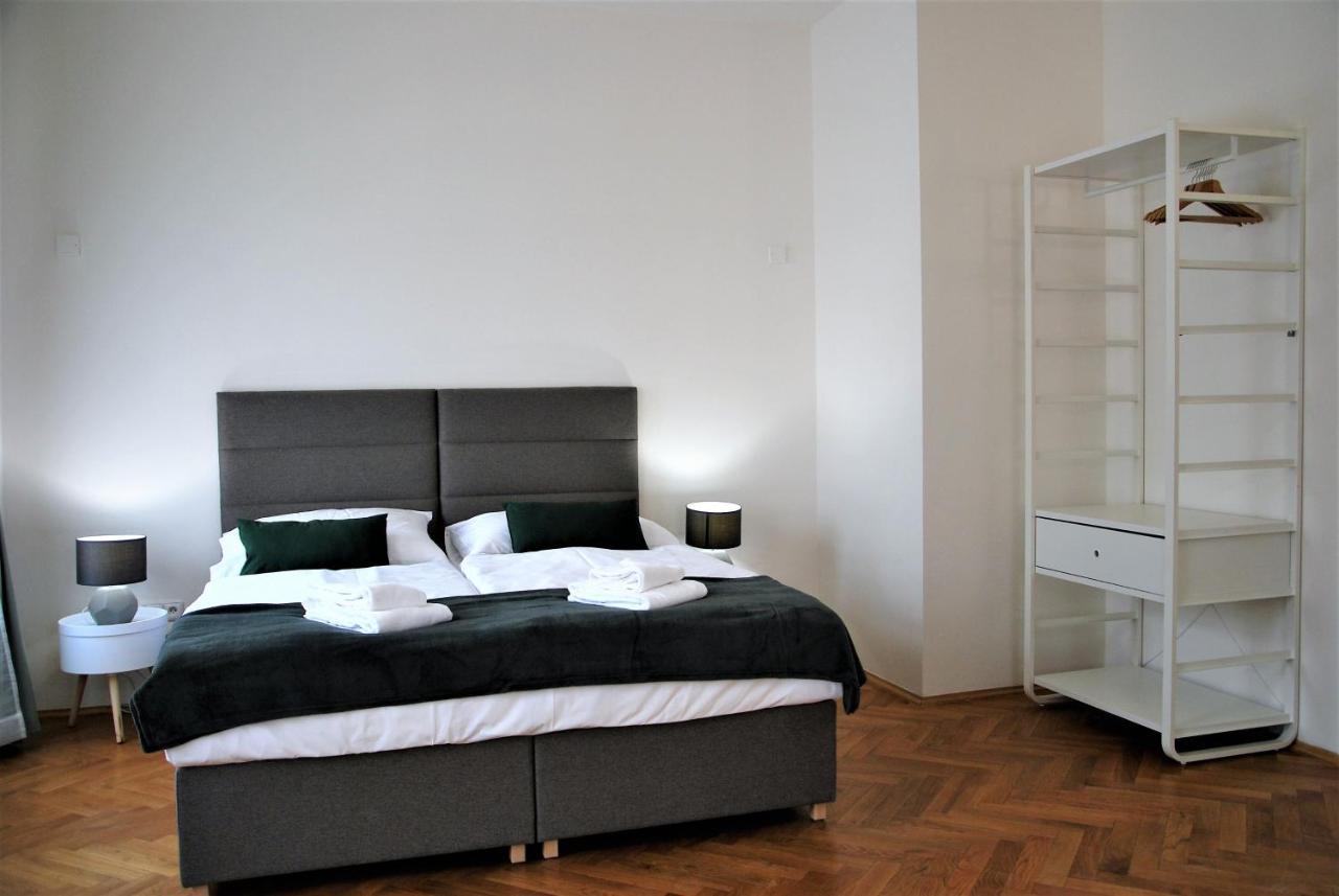 White Swan Boutique Apartments プラハ エクステリア 写真