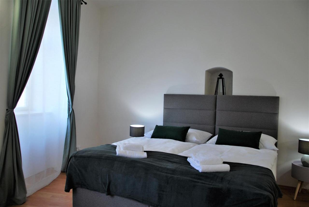 White Swan Boutique Apartments プラハ エクステリア 写真
